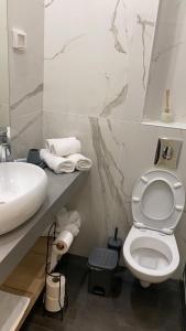 埃拉特Sun Center Eilat的浴室配有白色卫生间和盥洗盆。