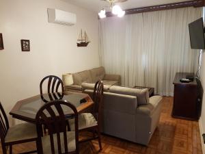 桑托斯Apartamento em frente a Praia do Embaré - Santos的客厅配有沙发和桌子