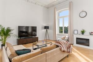 不莱梅HOMEY Apartments - Riverside - mit Weserblick und Parkplatz的带沙发和电视的客厅
