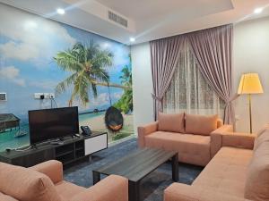 科威特Garden Dahlia Hotel Apartment - Formerly Regency Dahlia - Farwaniya的一间拥有棕榈树壁画的客厅