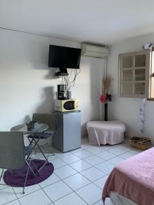 MontjolyLadoré的客房设有1张床、1张桌子和1台电视。