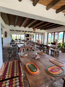 莱瓦镇Hotel, Bungalows, Chalet y Cabañas Aventura Park Villa De Leyva La Periquera的一张大木桌,房间配有桌椅