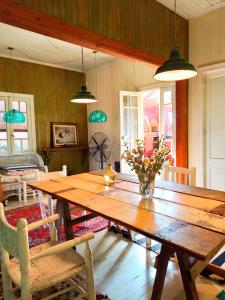 蒂格雷La Verdosa的一间带木桌和椅子的用餐室