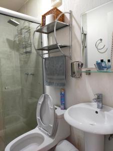 瓜达拉哈拉Luxury departament Centenario的浴室配有卫生间、盥洗盆和淋浴。