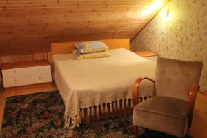 哈普萨卢瑷卡拉立之家民宿的一间小卧室,配有一张床和一把椅子