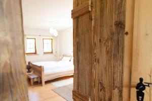 莱赫阿尔贝格Appartement Graf的一间卧室配有一张床和一扇木门
