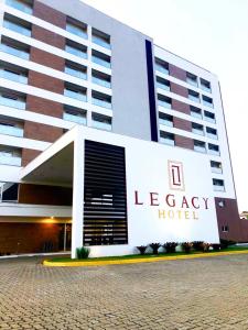瓜拉廷格塔Legacy Hotel Guaratinguetá - Ao lado de Aparecida -SP的一座大型建筑,上面有酒店标志