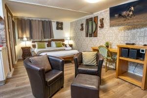 ShomeraBikta Baglil的酒店客房设有一间带一张床和椅子的卧室