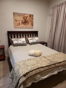 乔治The Lion's Den的一间卧室,配有一张带狮子的床