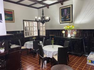 巴兰基亚卡萨殖民酒店的一间带桌椅和吊灯的用餐室