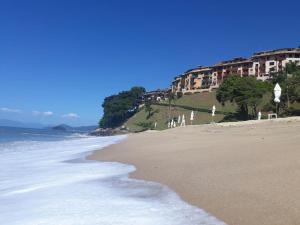 卡拉瓜塔图巴Apartamento a 50m da areia - Praia da Tabatinga的海边山丘上的海滩,有建筑
