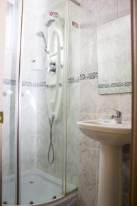 维纳德马布莱斯特加纳酒店的带淋浴和盥洗盆的浴室