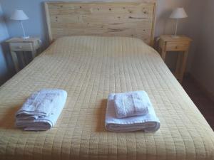 波特雷里约斯Bella Vista的一张带两条毛巾和两条毛巾的床