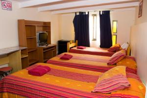 维纳德马布莱斯特加纳酒店的酒店客房设有两张床和电视。