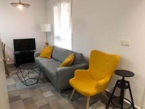 FrajénCasita Pelopin的带沙发和黄色椅子的客厅