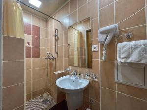 博罗沃耶Hotel Gloria Standard的一间带水槽和镜子的浴室