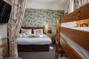 沃明斯特乔治旅店 的一间卧室配有一张床、一张床和窗帘