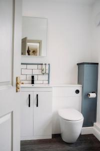 沃明斯特乔治旅店 的浴室配有白色卫生间和盥洗盆。