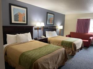 绿湾绿湾村酒店的酒店客房,配有两张床和椅子