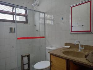卡拉瓜塔图巴Chalé do Tio Beto - Caraguatatuba的一间带水槽、卫生间和镜子的浴室