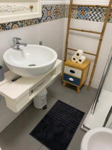 里斯本Flat Graça 48的一间带水槽和卫生间的浴室