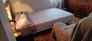 马德里La Doñita2的一间小卧室,卧室内配有一张床铺