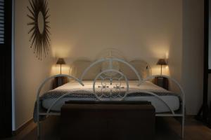 圣利芬斯－豪特姆The Suite Escape Suite Wood的卧室配有带两盏灯的白色床