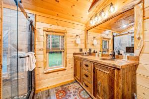 MinervaMinerva's Log Cabin Gem的小木屋浴室设有水槽和淋浴