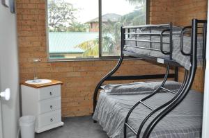西南岩Seacrest 6的一间卧室配有双层床和窗户。