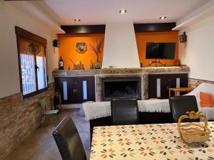 奥萨德蒙铁尔Casa Rural La Sureña的客厅配有桌子和壁炉