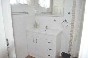 西南岩Seacrest 6的白色的浴室设有水槽和镜子