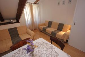 科米扎Apartments by the sea Komiza, Vis - 8533的客厅配有沙发和桌子