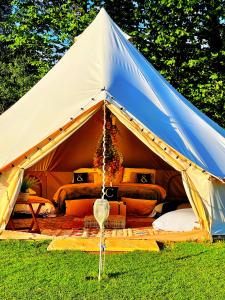 ClodockCAYORETREAT LUXURY BELL TENT的蓝色和白色的帐篷,内配沙发