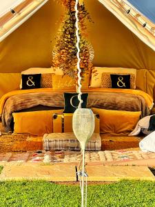 ClodockCAYORETREAT LUXURY BELL TENT的草顶上的蚊帐,帐篷内有两张床