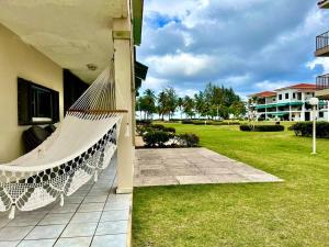 里奥格兰德Entire Beach Apartment with view to El Yunque National Rain Forest的房屋边的吊床,有院子