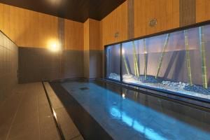 MitsukeHotel Route Inn Mitsuke -Nakanoshima Mitsuke Inter-的一个带大型水族馆的游泳池