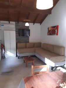 马德拉潘帕斯Cabañas Antares的客厅配有沙发和桌子