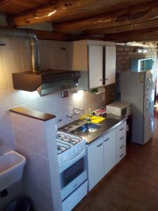 圣卡洛斯-德巴里洛切LUZ DE LUNA 2的厨房配有白色炉灶和冰箱。