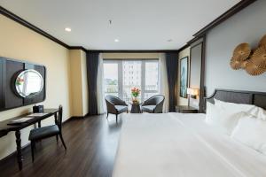 宁平宁平传奇酒店的酒店客房设有一张大床、一张桌子和椅子。