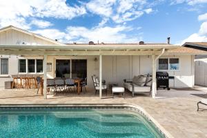 斯科茨South Scottsdale w/ Chef's Kitchen & Golf Nearby!!的一个带游泳池和房子的庭院