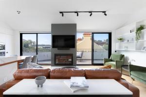 悉尼Barangaroo Park Apartments by Urban Rest的带沙发和壁炉的客厅