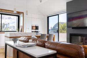 悉尼Barangaroo Park Apartments by Urban Rest的客厅设有真皮沙发和壁炉