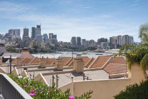 悉尼Barangaroo Park Apartments by Urban Rest的从建筑屋顶可欣赏到城市美景