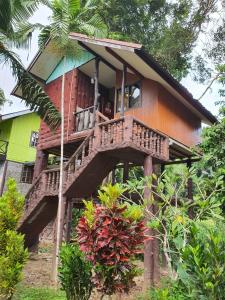 考索Malulee KhaoSok Resort的森林中带阳台的木屋