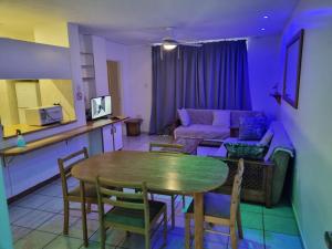 马盖特Margate Beachfront Apt for 6 adults 2 kids的客厅配有桌子和沙发