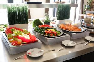 奥斯赛拜-屈隆斯博恩Wittenbeck Resort的自助餐,包括几盘不同种类的蔬菜