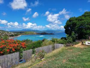 拉特里尼泰la villa caribéenne de la plage des surfeurs的享有海洋美景的围栏