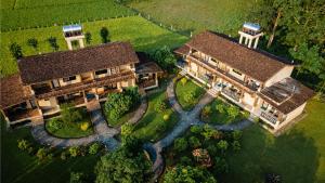 索拉哈Wild Adventure Resort的享有带庭院的房屋的空中景致