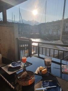 Port-ValaisSuperbe appartement dans la marina du Bouveret的阳台的桌子享有码头的景致