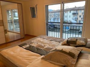 Port-ValaisSuperbe appartement dans la marina du Bouveret的一张大床,位于带大窗户的房间里